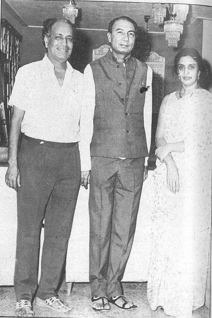 Sahir Ludhianvi (centre)