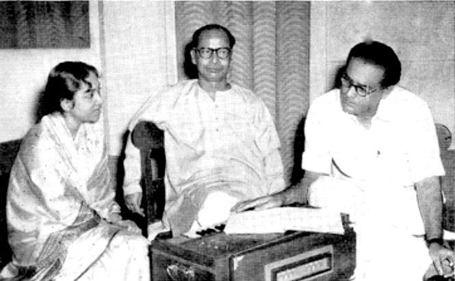 Composer Santosh Sengupta (Head of HMV Kolkata) rehearsing songs with Hemant Kumar and Geeta Dutt.