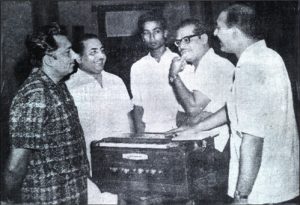 Madan Mohan with Manna Dey, Talat Mahmood, Mohd. Rafi and Bhupinder at a recording from the film Haqeeqat 'Hoke Majboor'