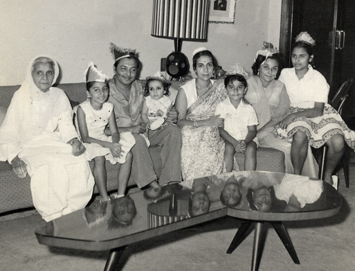 Madanji's mother Bhagwanti Devi, wife Sheila, children Sangeeta, Sanjeev and sameer and sister Shanti and neice Anju