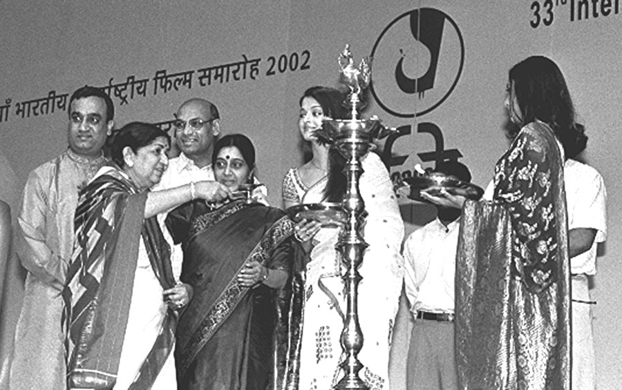 Melody Queen Lata Mangeshkar inaugurating 33rd International Film Festivals of India (IFFI-2002) in New Delhi with actors Aishwarya Rai and Rani Mukherjee and other dignitaries.