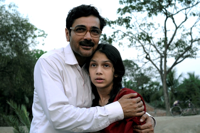 Prosenjit as Badal and Saajhbati as Roopsha in Shankhachil