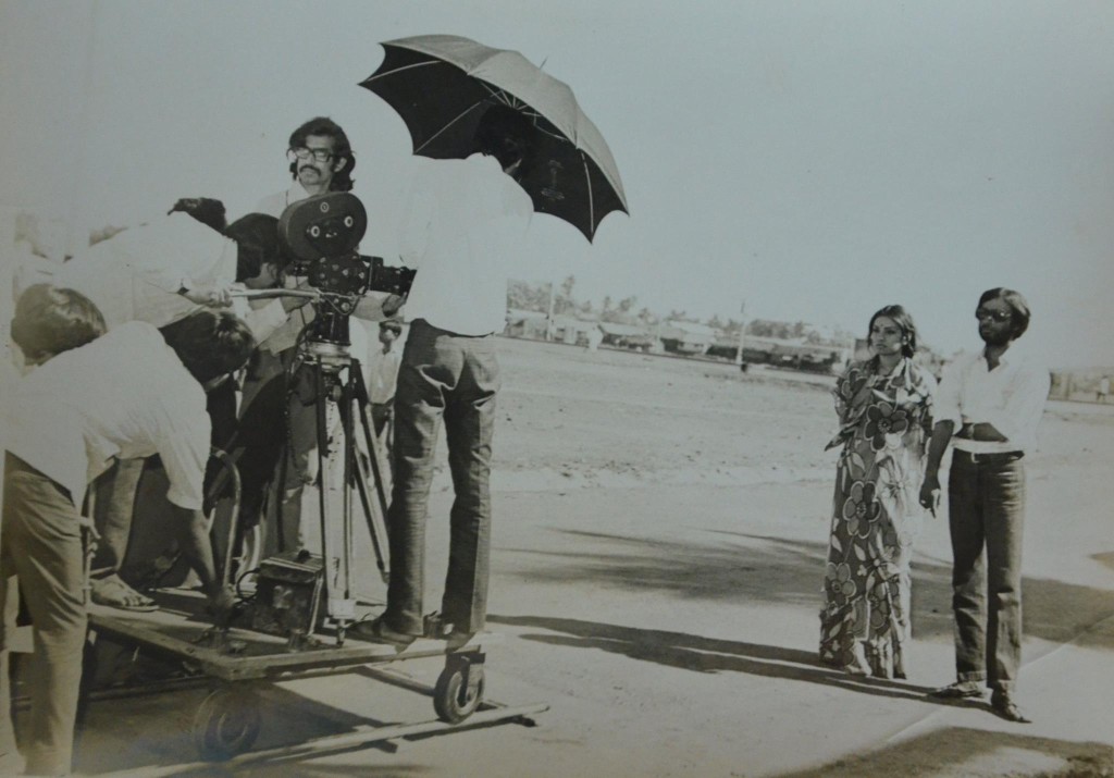 Vidya Sinha and Dinesh Thakur on the location shooting of Rajnigandha