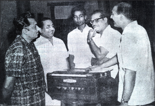 Madan Mohan with Manna Dey, Talat Mahmood, Mohd. Rafi and Bhupinder at a recording from the film Haqeeqat 'Hoke Majboor'