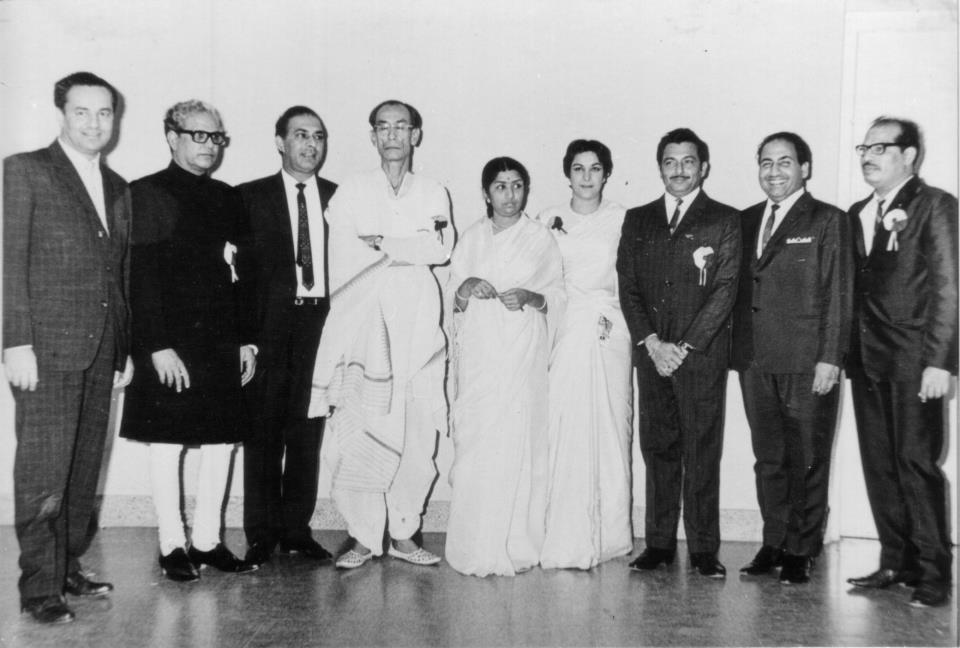 Legends All - At the S. D. Burman Nite in 1967 at Shanmukhananda Hall, with Mukesh, Majrooh Sultanpuri, Talat Mahmood, S.D Burman, Lata Mangeshkar, Nargis, Mohd Rafi and Manna Dey (Pic courtesy: Madanmohan.in)