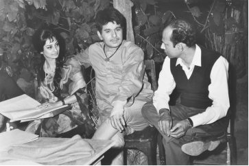 Tapan Sinha explaining a scene to Dilip Kumar and Saira Bano in Sagina Mahato (Coutesy: Abesh Das, Photograph: Sukumar Roy)