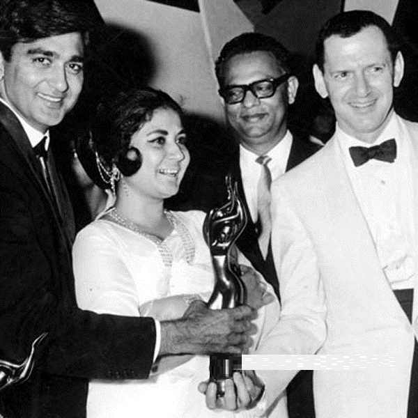 Sunil Dutt and Meena Kumari 