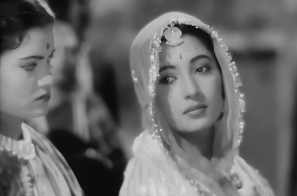 Chal Ri Sajani Ab Kya Soche - song analysis