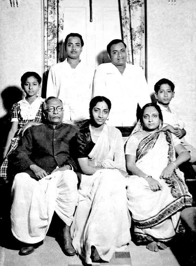 Geeta Dutt with her parent and brothers