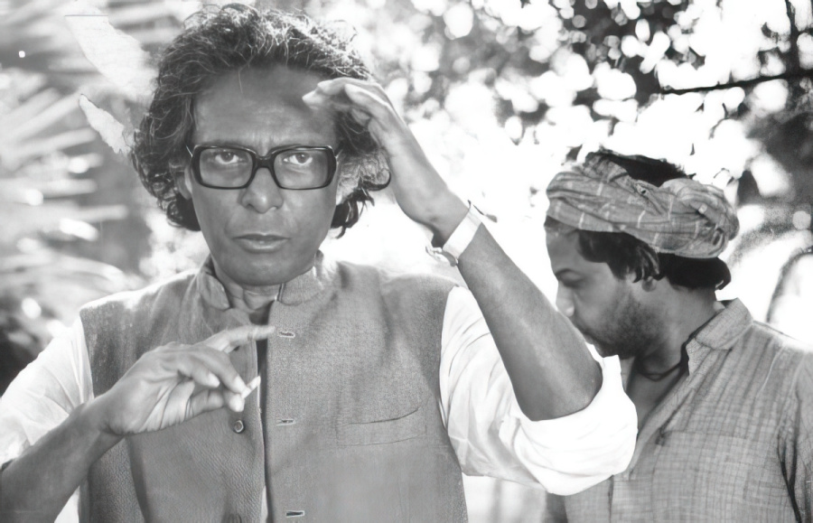 Mrinal Sen on the sets of Bhuvan Shome