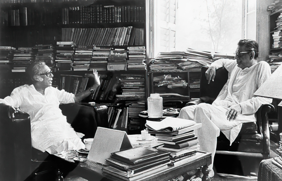 Mrinal Sen with Satyajit Ray at Ray's home (1)
