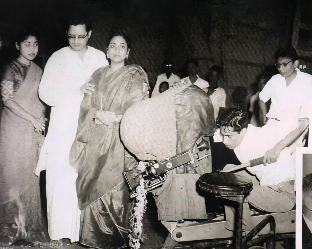 Smriti Biswas Guru Dutt Geeta Dutt VK Murthy on the sets of Gauri