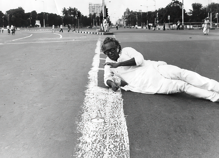 Mrinal Sen shooting on a Calcutta street
