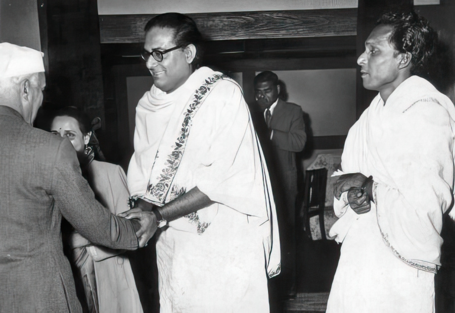 Pt Nehru, Hemant, Mrinal Sen after screening of NAN at Rashtrapati Bhavan