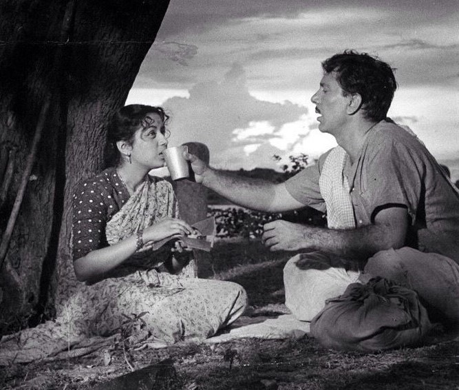 Balraj Sahani and Nanda in Chhoti Bahen