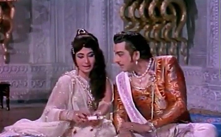 Meena Kumari and Pradeep Kumar