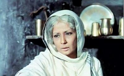 Meena Kumari in Mere Apne