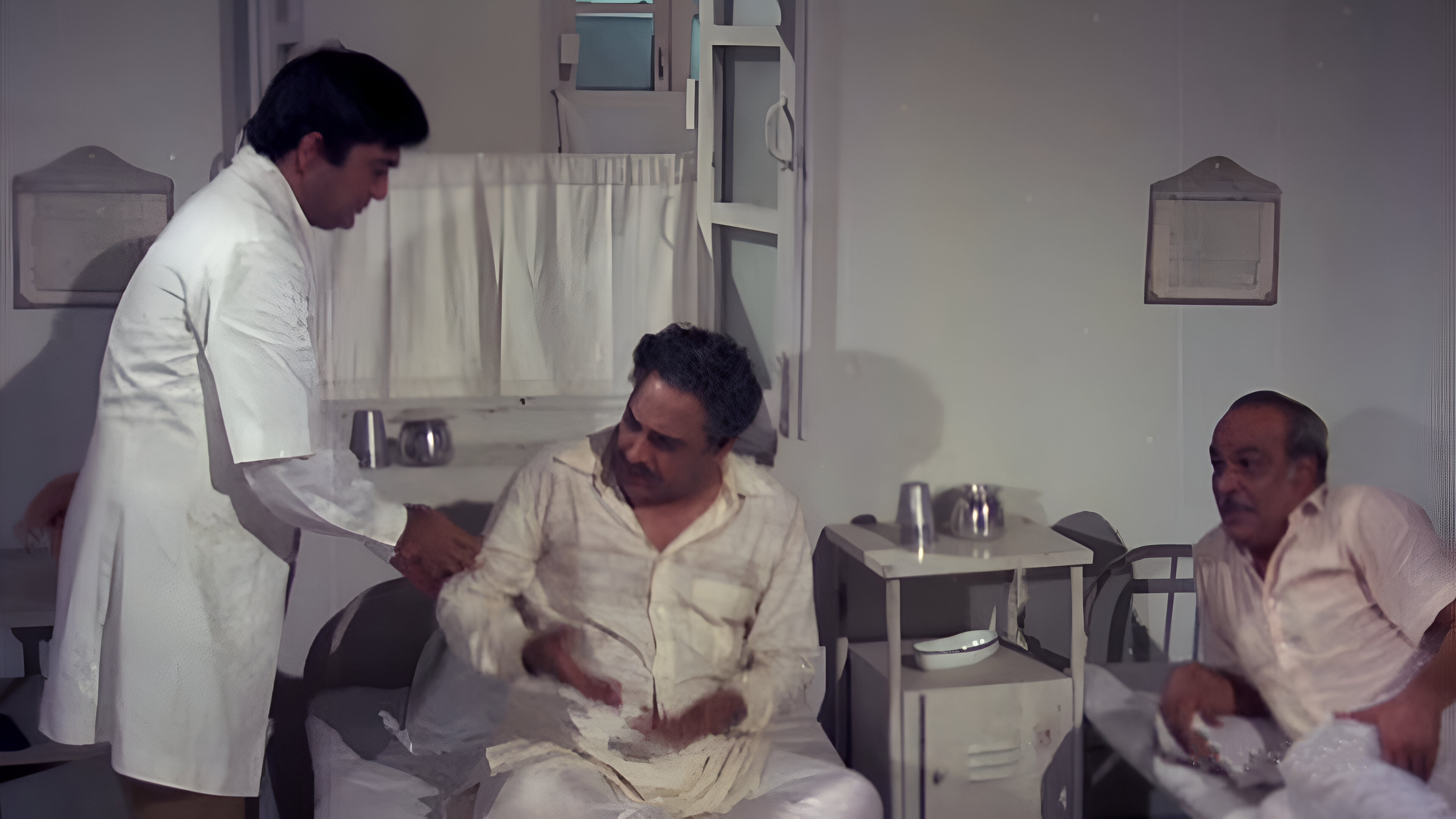 Sunil Dutt and Ashok Kumar in Zindagi Zindagi