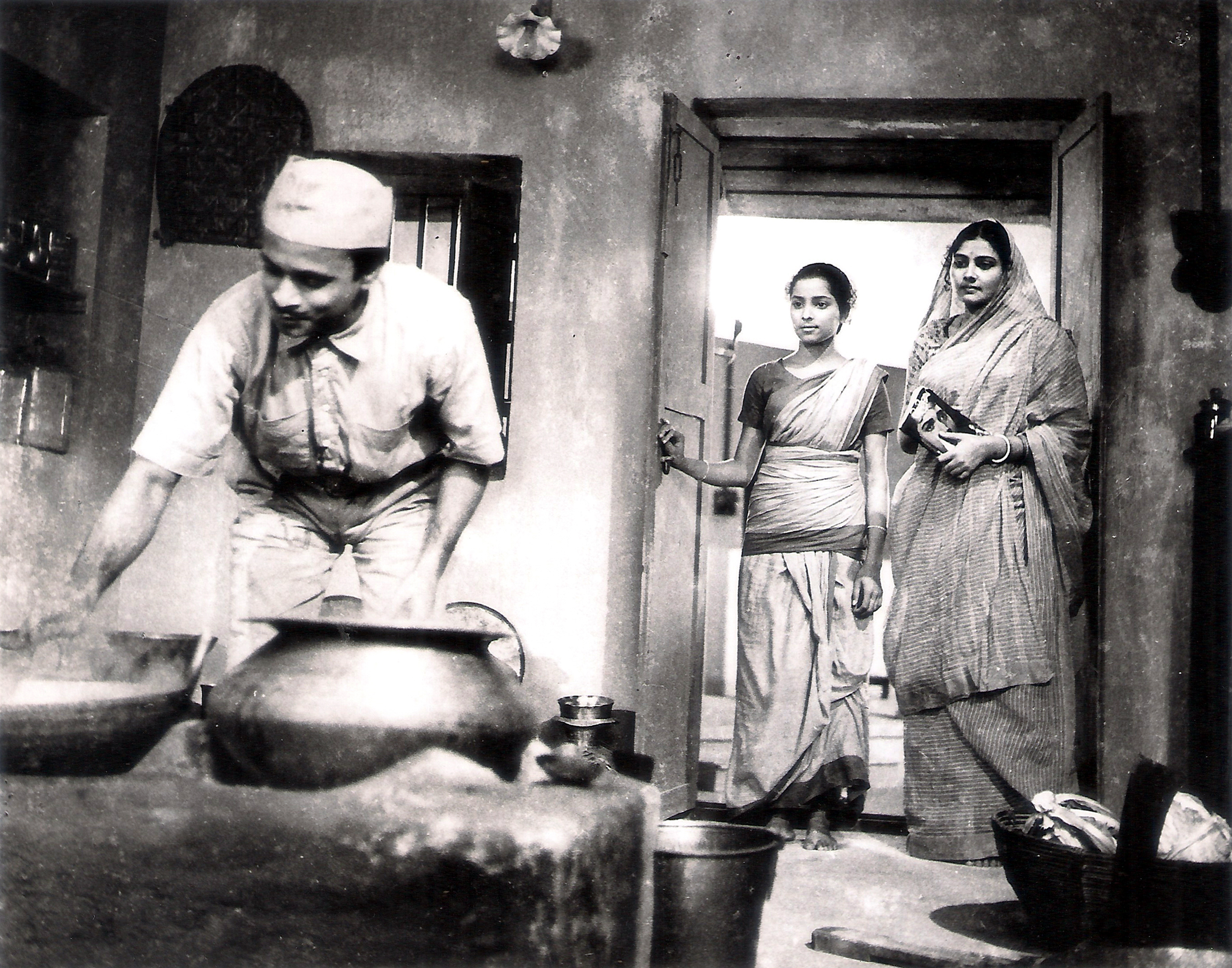 Rabi Ghosh and others in 'Galpo Holeo Satti'