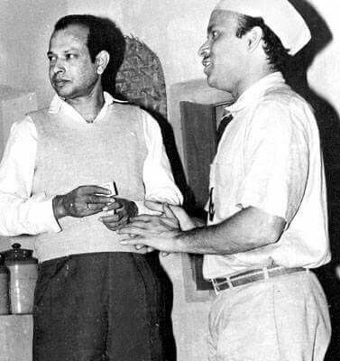 Tapan Sinha and Rabi Ghosh on the sets of Galpo Holeo Satti 