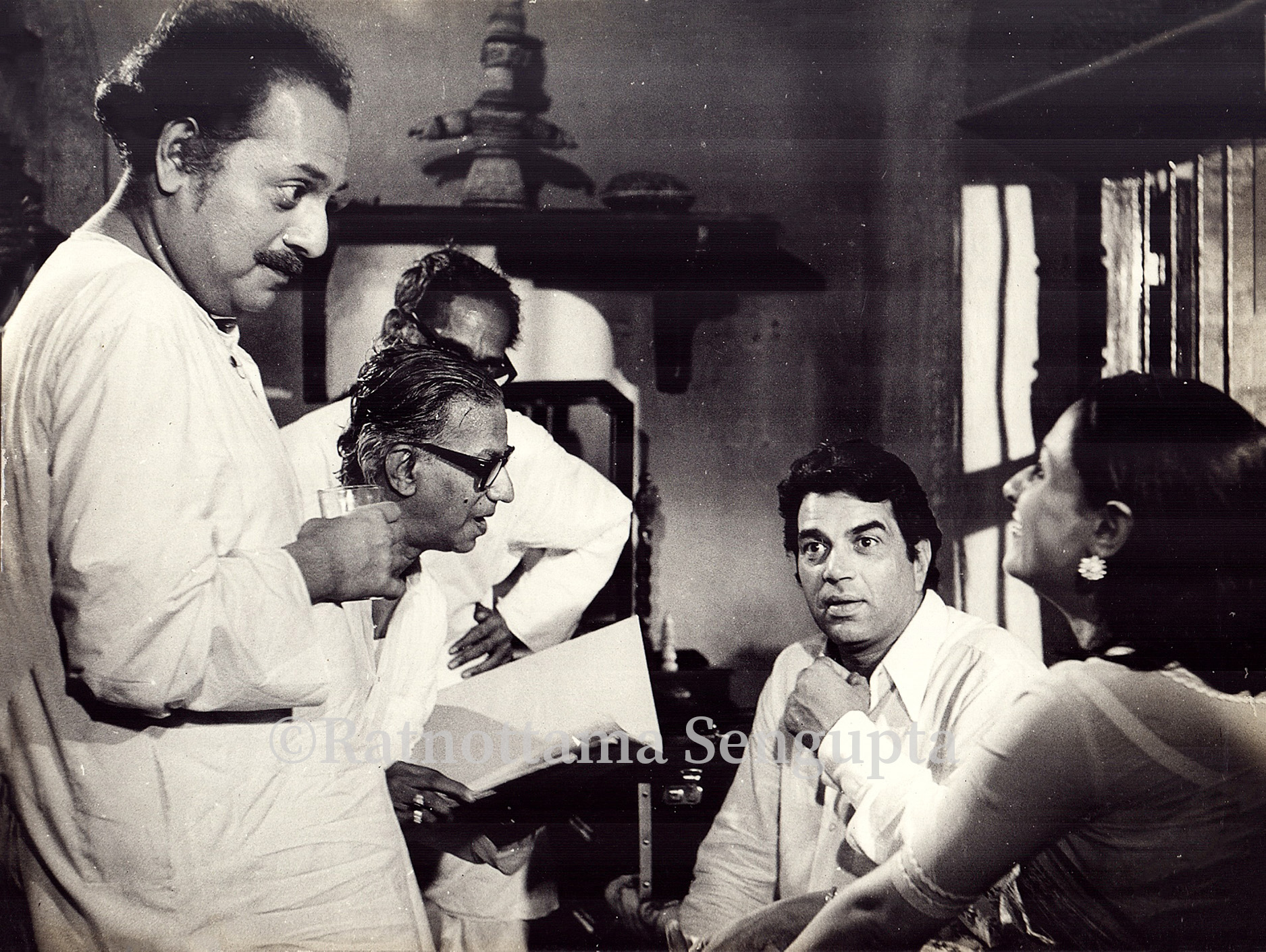 Utpal Dutta, Nabendu Ghosh, Dharmenda and Jaya Bhaduri in Dagdar Babu