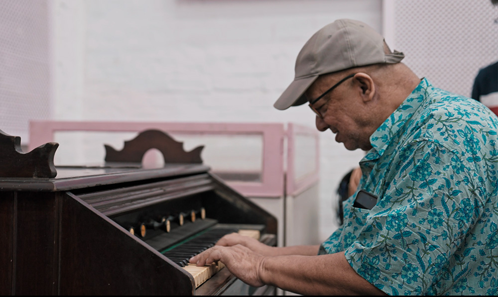 Suman trying out the table organ at HMV studio