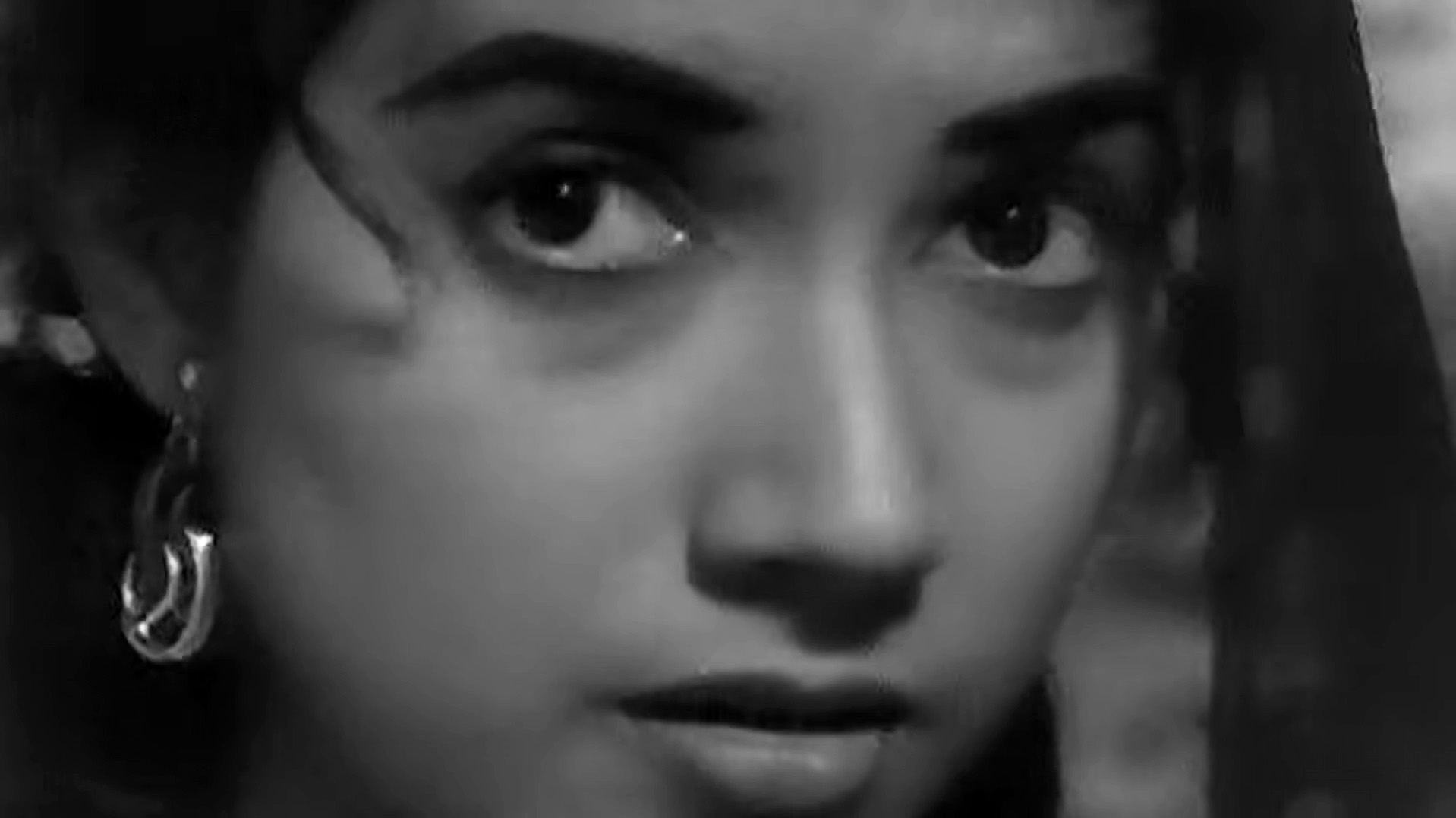 Aankhon hi aankhon mein uses closeup of the eyes