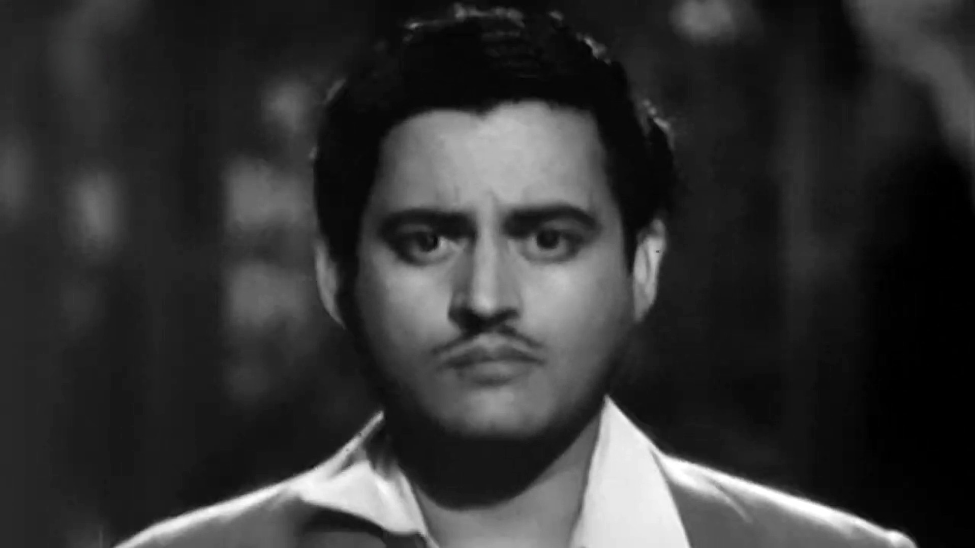 Guru Dutt walks towards the camera in Meri duniya lut rahi thi