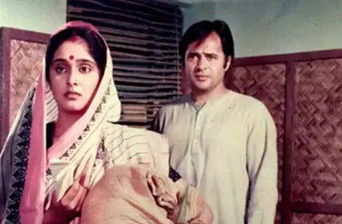 Mrinal Kulkarni as Abhaya and Farooque Shaikh as Shrikant