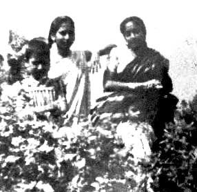 Geeta Dutt with Tapati Dutta and her sisters