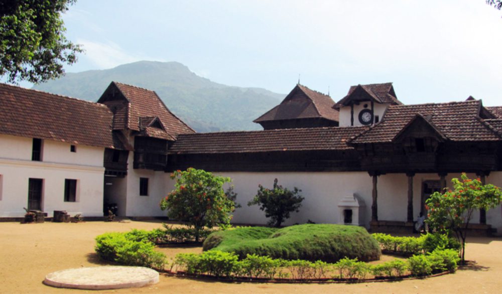 Front courtyard. Note: the Lawn is shaped like a Conch. (Credit: Aviatorjk/wikimedia).